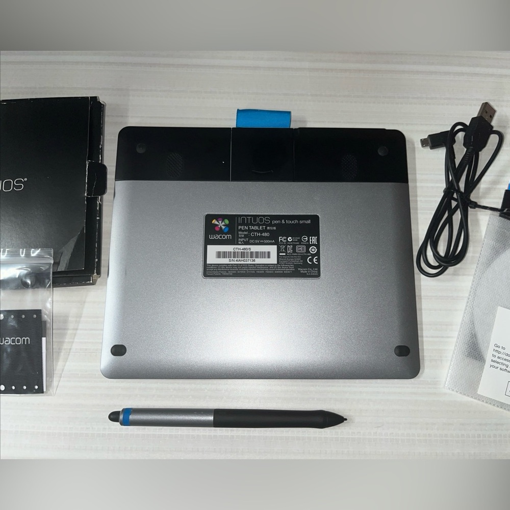 Wacom CTH-480 Intuos Small Creative Pen & Touch Tablet - Picture 5 of 8